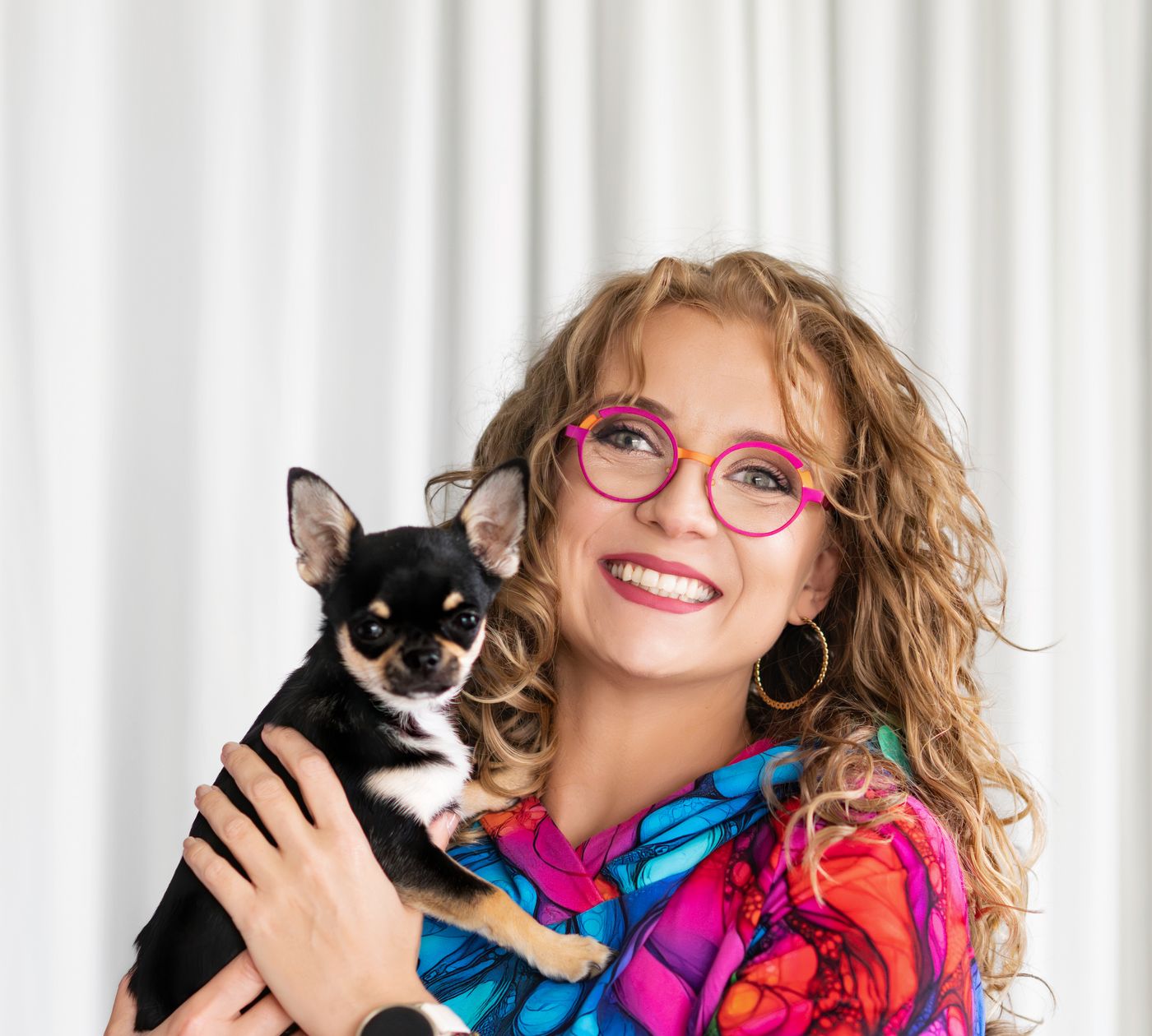Aleksandra Radomska z psem na rękach, uśmiechnięta